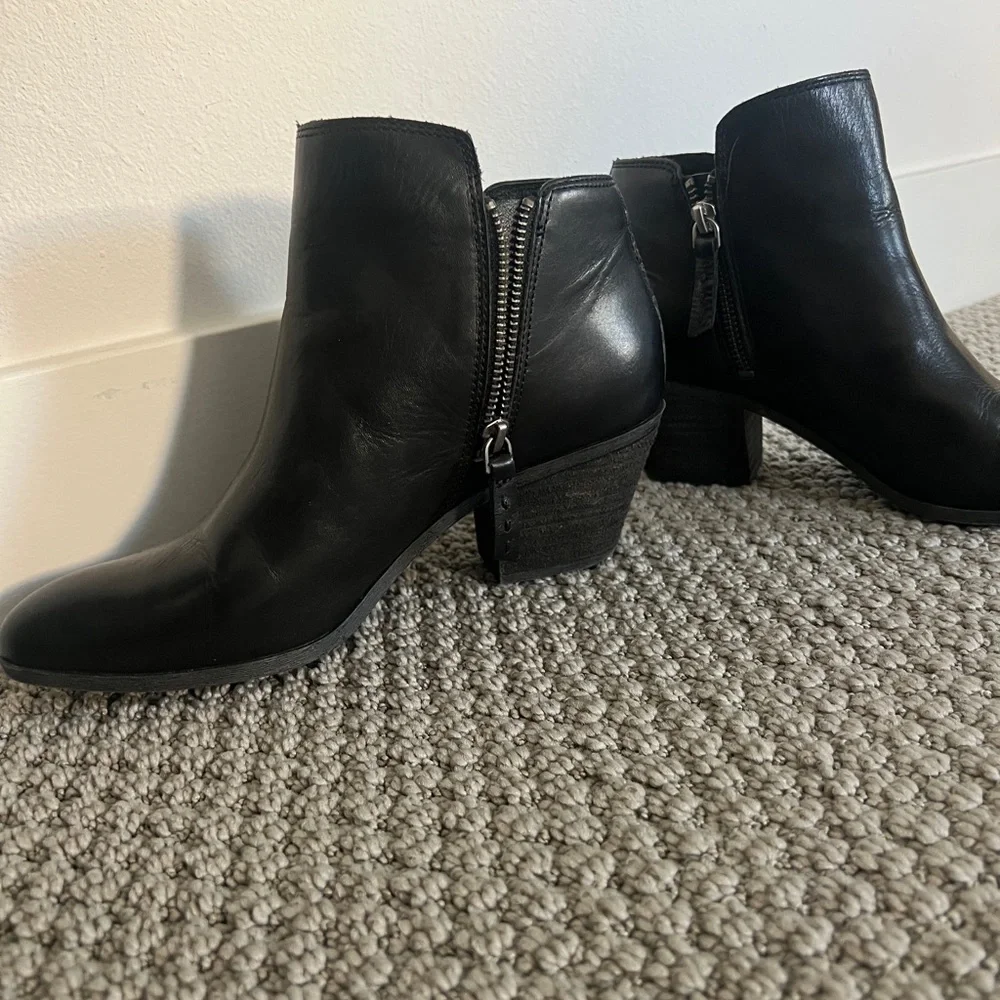 FRYE Elegant Black Leather Ankle Booties - Picture 6 of 7